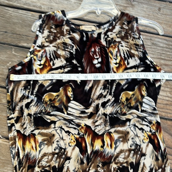 Plisse Vintage Lion Tank - Picture 8 of 8
